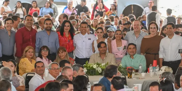 Festejan más de 2 mil 500 asistentes a Lalo Gatas por su cumpleaños.