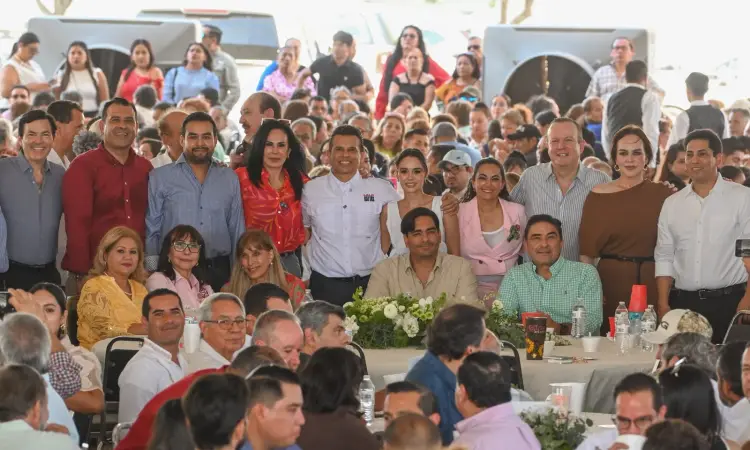 Festejan más de 2 mil 500 asistentes a Lalo Gatas por su cumpleaños.