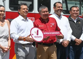En el marco del Día del Bombero, Lalo Gattás entrega gran camión equipado.