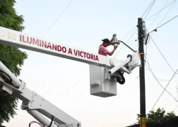 Agiliza camión-pluma trabajos en el cambio de luminarias