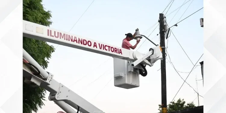 Agiliza camión-pluma trabajos en el cambio de luminarias