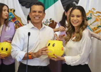 Presidenta del DIF Victoria Lucy de Gattás pone en marcha boteo Teletón 2026.