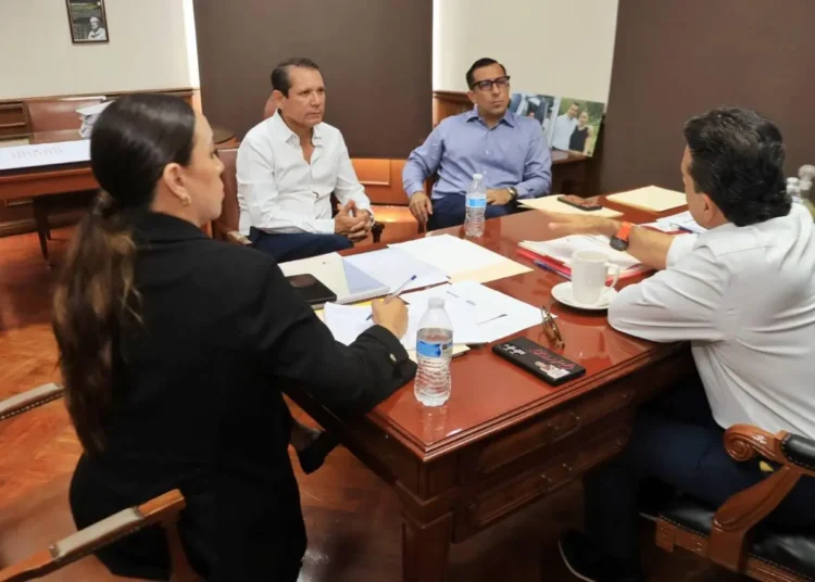 El alcalde Lalo Gattás acuerda con la CANACO impulsar la inversión y economía local.