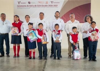 Asiste secretario del Trabajo al inicio de ciclo escolar con entrega de apoyos para estudiantes en Tula