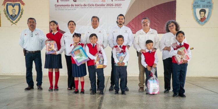 Asiste secretario del Trabajo al inicio de ciclo escolar con entrega de apoyos para estudiantes en Tula