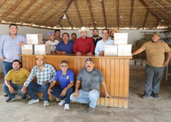 Entregan paquetes tecnológicos nutricionales a grupo de productores apícolas