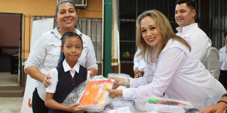 Entrega Familia UAT útiles escolares a niñez vulnerable con la colecta “Impulsando Corazones”