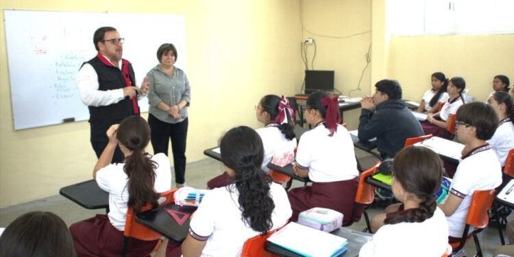 Supervisa secretario de Educación escuelas en su primera semana de clases
