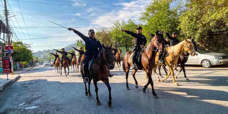Agrupamientos Canino y Montado de la Guardia Estatal se preparan para el desfile patrio