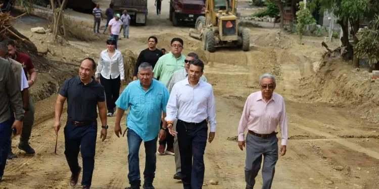 Supervisa Lalo Gattás construcción de calles de concreto hidráulico.