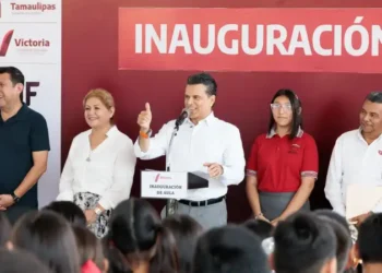 Entrega Lalo Gattás nueva aula en primaria Distribuidores Nissan 37.