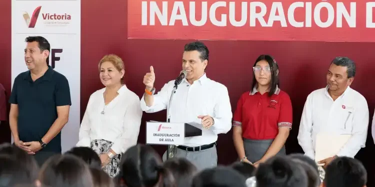 Entrega Lalo Gattás nueva aula en primaria Distribuidores Nissan 37.