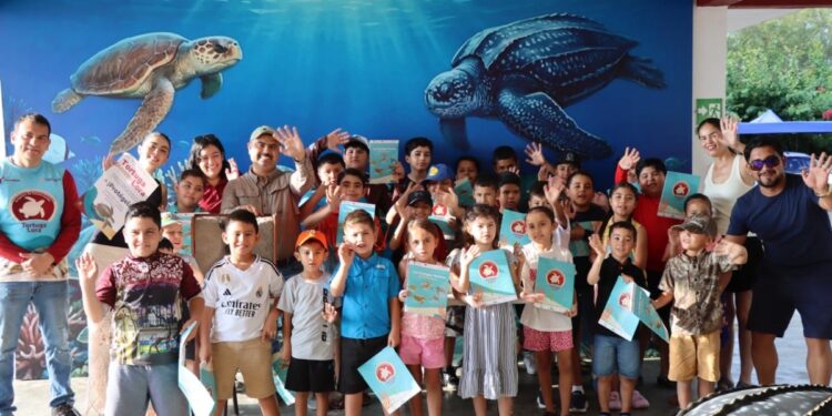 Reciben educación ambiental y conservación de especies niñas, niños y familias en el Campamento Tortuguero de La Pesca
