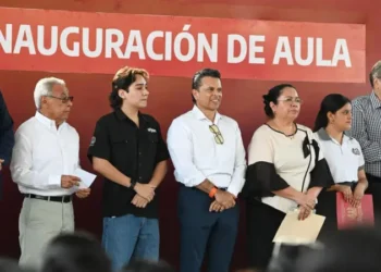 Entrega Lalo Gattás nueva aula en la Prepa Federalizada No. 2.