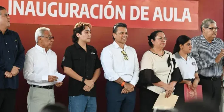Entrega Lalo Gattás nueva aula en la Prepa Federalizada No. 2.