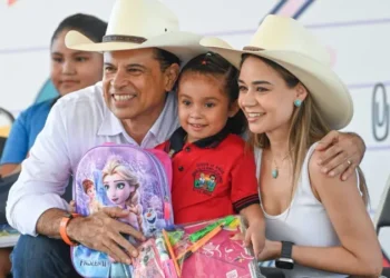 Llevan Lucy y Lalo Gattás programa «Pasos por la Educación» al ejido La Presa.