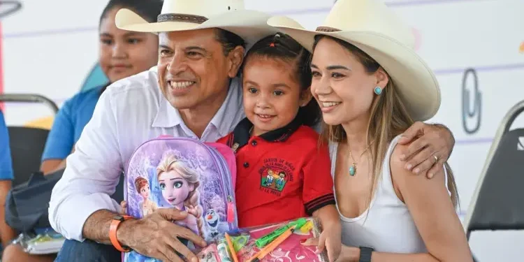 Llevan Lucy y Lalo Gattás programa «Pasos por la Educación» al ejido La Presa.