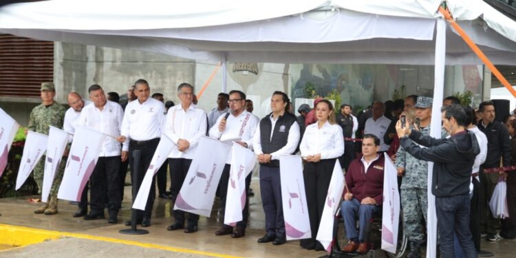 Fortalece SET escuelas públicas con mobiliario y equipos