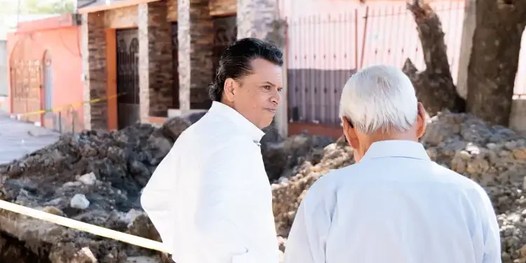 Supervisa alcalde obras de agua potable y drenaje en sectores de Victoria.