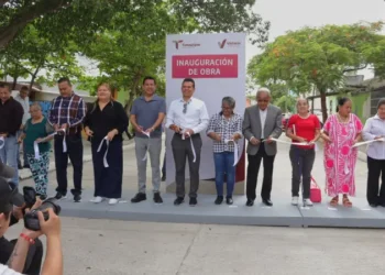 Entrega Lalo Gattás calle de concreto hidráulico en la Ampliación Las Playas.